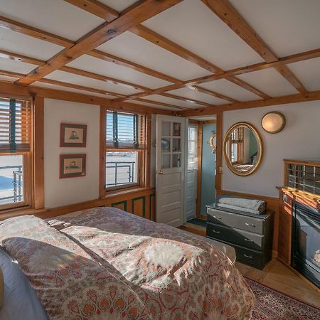 The Covington Houseboat Bed & Breakfast Сейнт Пол Екстериор снимка