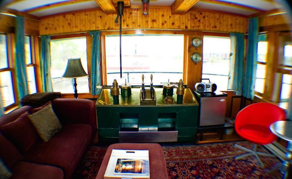 The Covington Houseboat Bed & Breakfast Сейнт Пол Стая снимка
