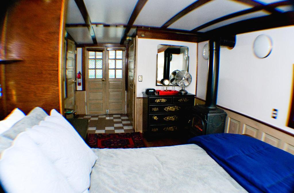 The Covington Houseboat Bed & Breakfast Сейнт Пол Стая снимка