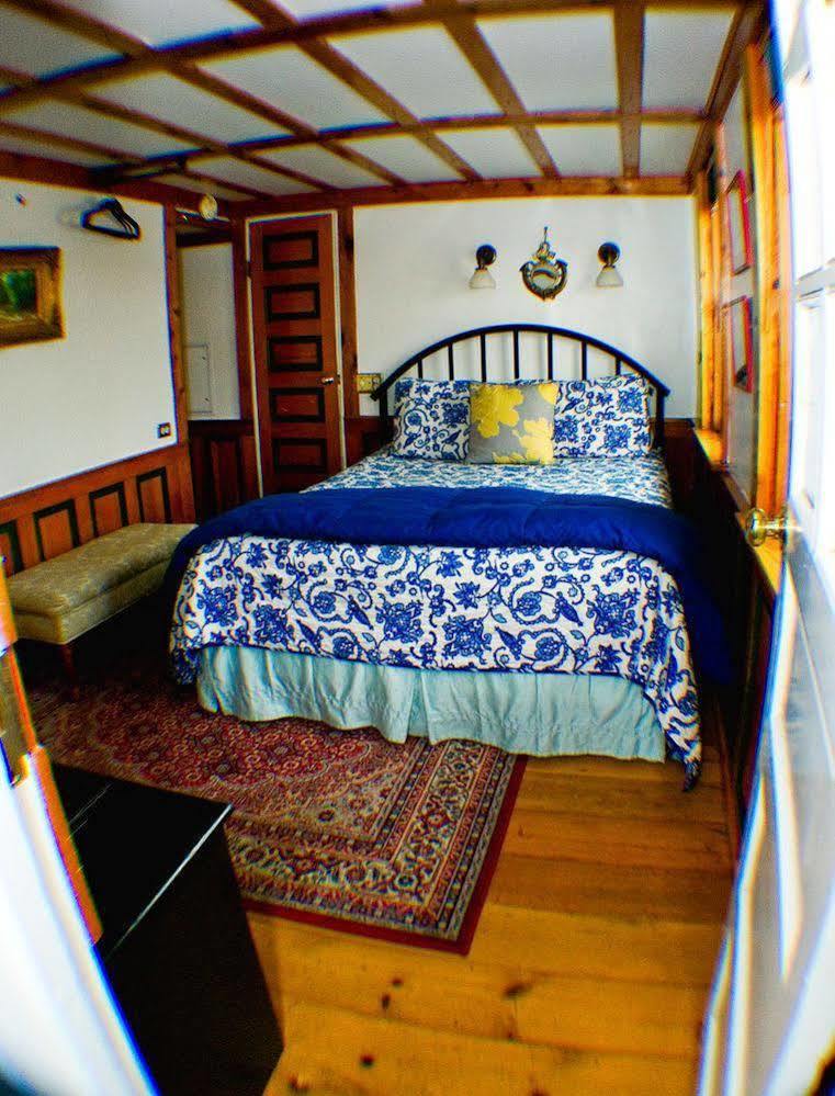 The Covington Houseboat Bed & Breakfast Сейнт Пол Екстериор снимка