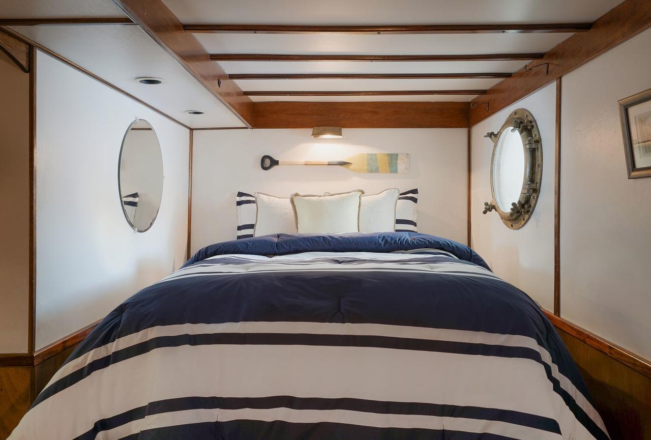 The Covington Houseboat Bed & Breakfast Сейнт Пол Екстериор снимка